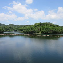 ダム湖「笠間湖」は非常に美しく天然湖の様