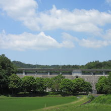 渓谷部では無く比較的平野部に造られた非常に横長のダム