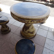 バラ園　休憩所にある椅子とテーブルが陶器製