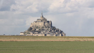 尖塔に輝く大天使ミカエルの像