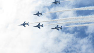 航空祭2018で新千歳空港の展望デッキからブルーインパルスの飛行を見た場合