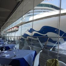 窓から見える大型客船