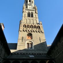 マルクト広場の反対側から観た鐘楼です。