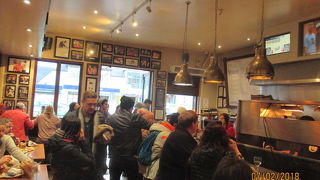 名物ファーグバーガーは、ニュージーランドビーフ、レタス、トマトと赤玉ねぎのバーガーです