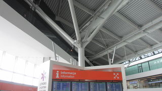 コンパクトできれいな空港です