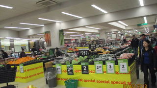 店内には、地元の人も観光客も見られました