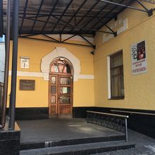 入口はひっそり