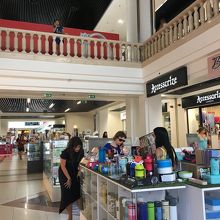 巨大ショッピングモールもあり