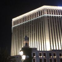 夜空に浮かぶヴェネチアン