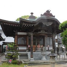 大師堂と美しい松