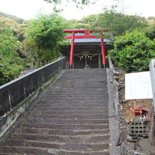 一段上にある稲荷神社