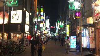 夜の繁華街