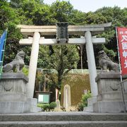 崖の下にある神社です