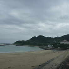 長さ約300mの綺麗に手入れされているビーチです。