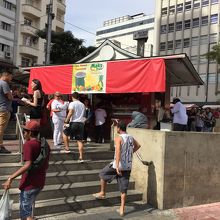 地上に出たら直ぐ出店の山