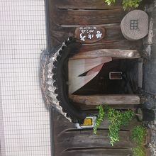 お店は2階です。階段しかありません。