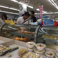 店内は総菜、弁当が豊富。入るとすぐにどーんと並んでいる。