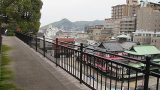 いつもと違ったアングルで道後温泉本館を眺められる