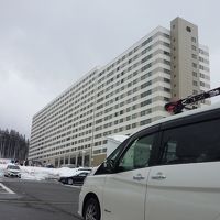 駐車場から見たホテルです。