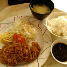 厚切りトンカツ定食