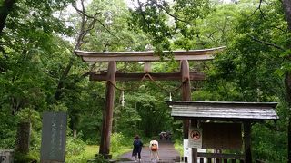 冬季は閉ざされる参道