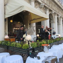 カフェテリアの演奏を聴きながら一服・・