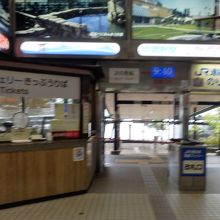 宮島桟橋JR改札口　右に松大汽船改札口