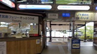 厳島神社参道への玄関になります