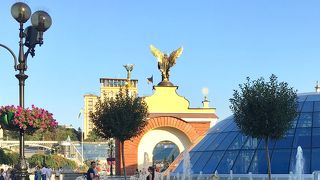 独立広場にある黄色のミニチュア門