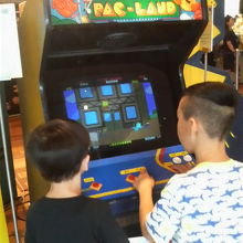 イベントでゲーム機が並び、昔のゲームに子供さんが熱中。