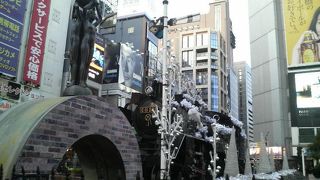 年末イルミネーションで雪やライトで飾られてました