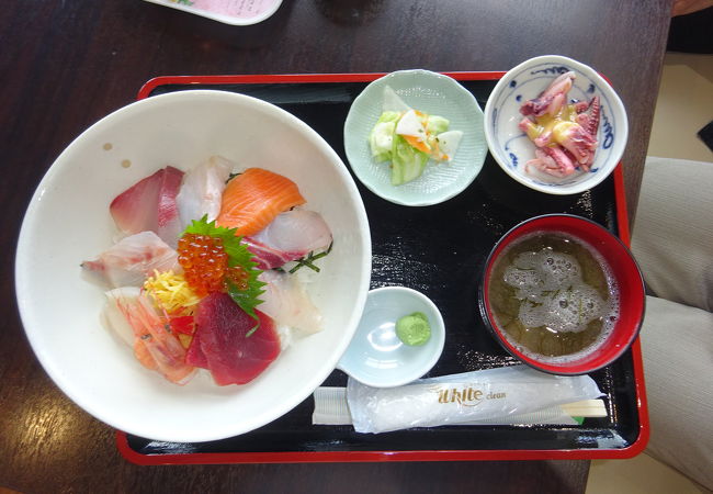 新鮮で美味しい海鮮丼が食べれます。