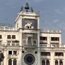 建物の上にはブロンズ像のムーア人がいて、時刻に鐘を打つ