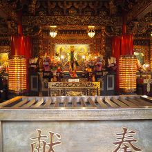 奥には関聖帝君（主神）