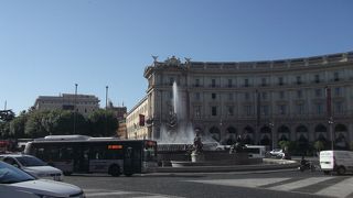 共和国広場の中央にある大きな噴水