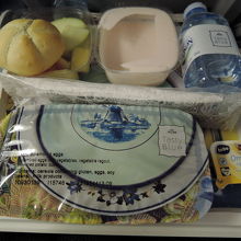 朝食。容器のカバーにも風車のお皿が描かれています