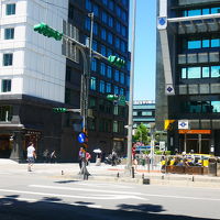 駅の出口のすぐ隣です