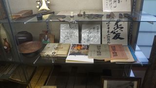 斎藤道三の関連史料等を自動的に流れる音声説明を聞きながら拝見