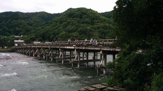 単なる橋ですが橋の上から望む光景は嵐山ならではの風情を感じます