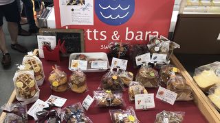 葉山ステーション内のワゴン