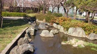 綾瀬駅から続く細長い親水公園