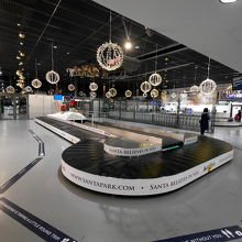 このむこう側にレンタカーの受付ブース