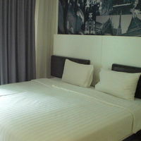 客室のベッドです。明るい室内で、気持ちがとても落ち着きます。