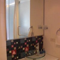 大きな鏡の洗面台です。ガラス製の洗面ボールできれいです。