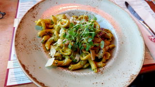 たくさんあるチェーン店　Hakaniemi店にはいる