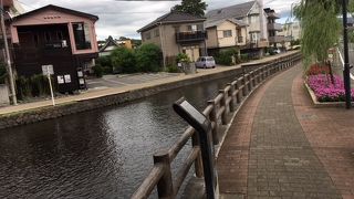 水辺の文学碑の川