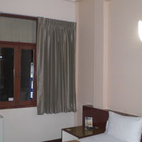 ホテルの前は、ソイ９で、賑やかです。騒音がうるさいのです。