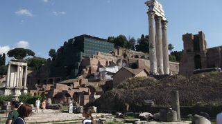 今残るのは3本の柱のみ