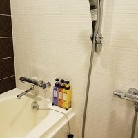 バスタブとシャワーが別で洗いやすく設計されています。