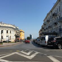 北東を向くと港へと続く道が